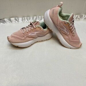 Brooks Revel 6 athletic running shoes in the Peach Whip/Pink women’s size 6.5
